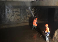 Сотрудники ГУП РК «Вода Крыма» выполняют промывку резервуаров