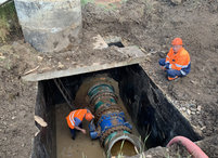 Сотрудники Симферопольского филиала ГУП РК «Вода Крыма» устраняют повреждение на магистральном водоводе диаметром 900 мм в районе ул. Киевской 187. 