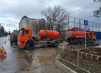 Сотрудники Симферопольского филиала устраняют аварию на водоводе диаметром 500 мм по ул. Толстого/ ул.Декабристов.